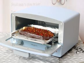 茄子放入烤箱中层，上下火200度烤8-10分钟