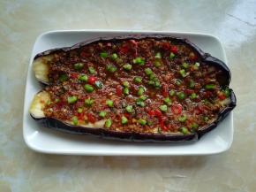 茄子烤好以后，撒上剩下的青椒颗粒