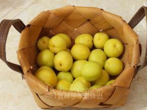 小白杏清洗干净，尽量挑选成熟度比较高的。