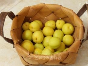 小白杏清洗干净，尽量挑选成熟度比较高的。