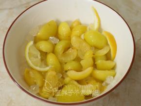 一半小白杏加入冰糖，挤一点柠檬汁和几片柠檬，腌制2个小时以上。