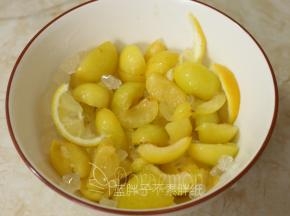 一半小白杏加入冰糖，挤一点柠檬汁和几片柠檬，腌制2个小时以上。