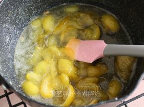 。小火加热，直到冰糖融化，小白杏变得有些透明即可。