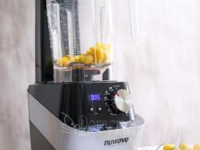 另一半小白杏和冰块倒入nuwave破壁机中。