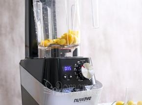 另一半小白杏和冰块倒入nuwave破壁机中。