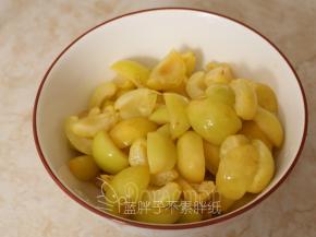 将小白杏去核切成小块。