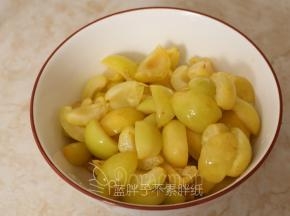 将小白杏去核切成小块。