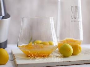 杯子里倒入熬制好的小白杏。