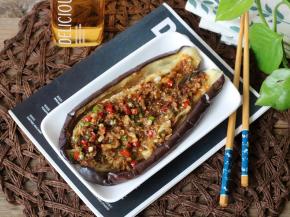 把调味酱汁和茄子肉拌一下，超级香