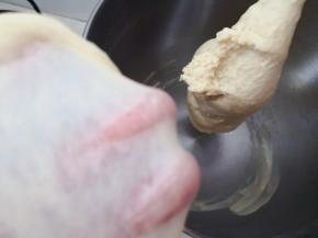 1.将面包原料放进厨师机，揉至出薄膜