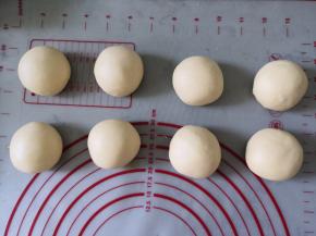 将面团平均分成8份，滚圆