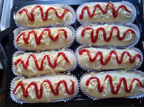 挤番茄酱和沙拉酱