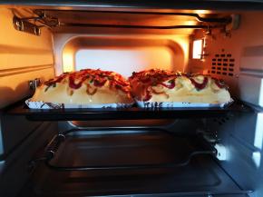 放入预热好的烤箱中下层上火150度，下火160度，烘烤20分钟左右