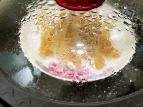 锅里烧一锅水，水开后放入花胶隔水蒸8分钟，关火后等水凉透再取出来