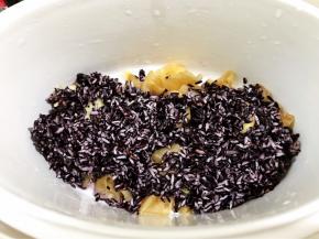 泡好的紫米放入炖锅里