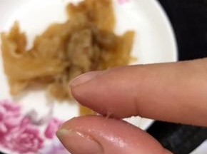 摸了一下手指粘住了