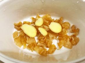 炖锅里加入花胶条和姜片