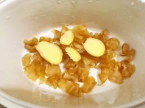 炖锅里加入花胶条和姜片