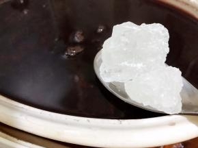 捞出姜片，按照个人口味加入冰糖调味