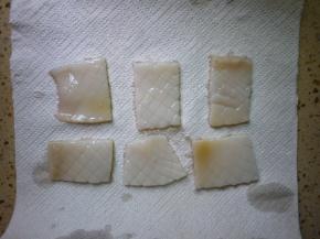 然后把鱿鱼切成合适的大小，用厨房纸把多余的水分吸走。
