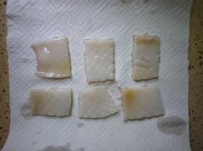 然后把鱿鱼切成合适的大小，用厨房纸把多余的水分吸走。