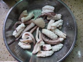 把过好油的鱿鱼捞出，放在碟子上备用。