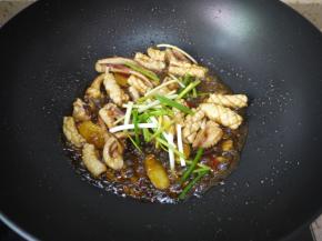 出锅前要勾一个薄芡，把水淀粉慢慢倒入，边倒边翻炒，炒匀后汤汁收干，然后放入香葱炒匀，盛出即可。