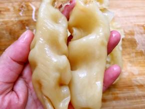完全泡发的花胶胖胖的，切条就可以使用了