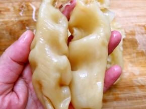 完全泡发的花胶胖胖的，切条就可以使用了
