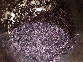 墨江紫米淘洗干净