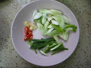 把大葱、香葱、辣椒切小段和大蒜切碎备用。