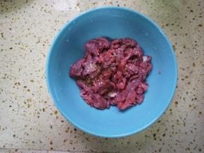 牛肉清洗干净，然后切成薄片。牛肉选择用里脊肉的部分，相对来说比较嫩。把切好的牛肉放在碗里，加入少许盐、糖、生抽、橄榄油，搅拌均匀。