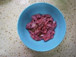 牛肉清洗干净，然后切成薄片。牛肉选择用里脊肉的部分，相对来说比较嫩。把切好的牛肉放在碗里，加入少许盐、糖、生抽、橄榄油，搅拌均匀。
