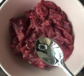 然后加2滴食用枧水拌匀，腌制15分钟。食用枧水可以把牛肉的肉质纤维变得更嫩。