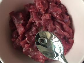 然后加2滴食用枧水拌匀，腌制15分钟。食用枧水可以把牛肉的肉质纤维变得更嫩。