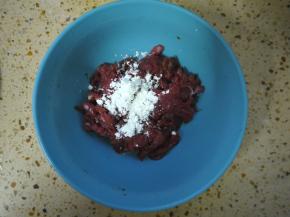 腌制好的牛肉在下锅煸炒前加入少许玉米淀粉，搅拌均匀。