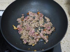 牛肉进锅后先不要用锅铲怼它，让它煎30秒，把牛肉的一面煎定型后再翻面煸炒。