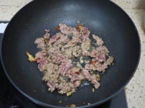 牛肉进锅后先不要用锅铲怼它，让它煎30秒，把牛肉的一面煎定型后再翻面煸炒。