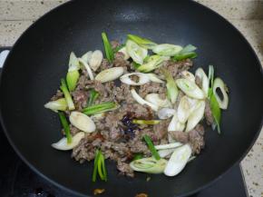 牛肉炒至7成熟时，把大葱加入到锅中，翻炒均匀后加入生抽、蚝油、糖调味，继续翻炒均匀。加入大葱后无需炒太久，大概1分钟以内就好。