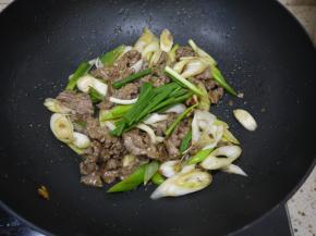 出锅前加入香葱，翻炒均匀即可。