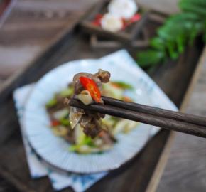 香嫩下饭的大葱炒牛肉就做好了，赶紧开动吧。