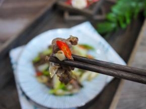 香嫩下饭的大葱炒牛肉就做好了，赶紧开动吧。