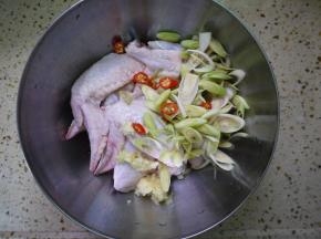 把香茅、红辣椒、大蒜切碎，然后放进鸡翅中。