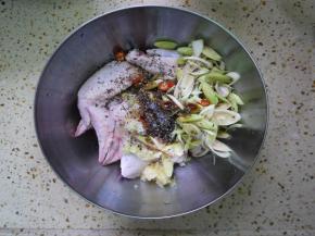 依次将生抽、老抽、细砂糖、蚝油、黑胡椒碎和食用油倒进鸡翅中。