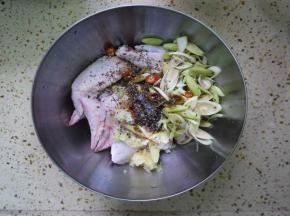 依次将生抽、老抽、细砂糖、蚝油、黑胡椒碎和食用油倒进鸡翅中。