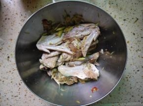 把所有的调料混合拌匀，均匀地抹在鸡翅上，给鸡翅做一个全身按摩。如果用整个的童子鸡烤，可以将部分调料塞进鸡的肚子里面。最好是盖保鲜膜把鸡翅放进冰箱冷藏腌制6小时以上或者12小时。