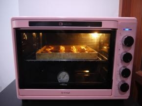 烤箱提前预热，上下火200度，烘烤30分钟左右。如果烤箱有热风模式可以用这个模式，这样会烤的更加均匀。烤整鸡的话的烘烤时间要适当延长。