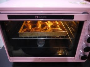 中途烘烤到15分钟时，可以在鸡翅上刷一点蜂蜜水，然后再翻面烤。如果觉得麻烦可以省略刷蜂蜜水这步骤。