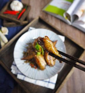 鸡翅烤完后取出，趁热吃是最好吃了，鲜嫩多汁，香香辣辣，还有淡淡的柠檬香，小朋友最喜欢了。