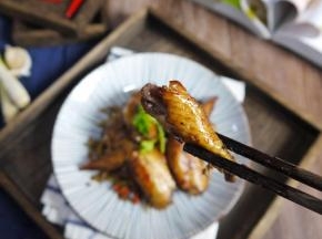 鸡翅烤完后取出，趁热吃是最好吃了，鲜嫩多汁，香香辣辣，还有淡淡的柠檬香，小朋友最喜欢了。